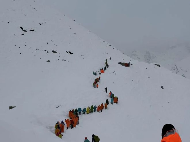 珠峰东坡生死大逃亡冰球突破正规网站(图4) 珠峰东坡生死大逃亡冰球突破正规网站(图4)
