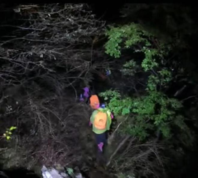 太行山悬崖18人安全转移1人突发疾病遇难冰球突破技巧19人徒步团被困河南辉县南(图2) 太行山悬崖18人安全转移1人突发疾病遇难冰球突破技巧19人徒步团被困河南辉县南(图2)
