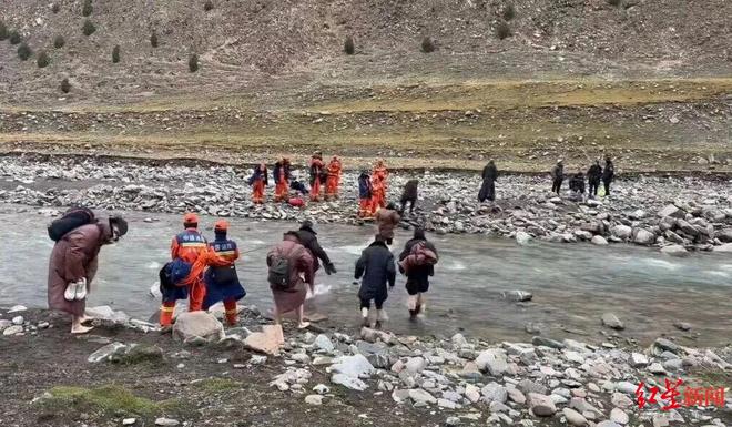 太行山悬崖18人安全转移1人突发疾病遇难冰球突破技巧19人徒步团被困河南辉县南(图6) 太行山悬崖18人安全转移1人突发疾病遇难冰球突破技巧19人徒步团被困河南辉县南(图6)
