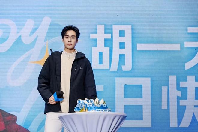 冬至解锁新疆鹅绒保暖新体验冰球突破比音勒芬联动胡一天(图2)